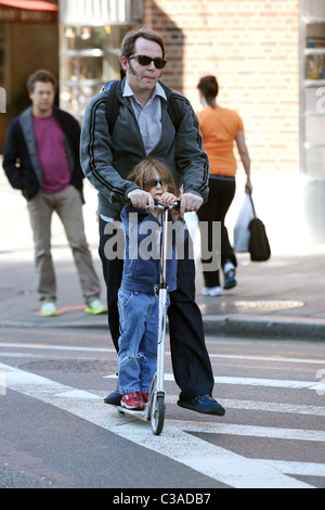 Matthew Broderick gibt seinem Sohn James Wilkie Broderick, ein Druck auf seinem Roller vor Abwurf ihn in der Schule. Matthew ist Stockfoto