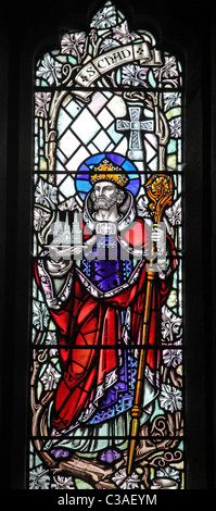 Ein Buntglasfenster, das St. Chad, den Gründer der Kathedrale von Lichfield, All Saints Church, Chebsey, Staffordshire, darstellt Stockfoto