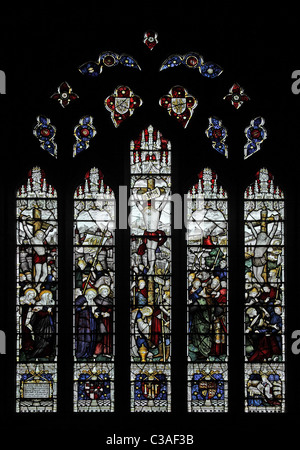 Ein Glasfenster von Kempe Studios, Str. Marys Kirche, Mucklestone, Staffordshire; Die Kreuzigung Stockfoto