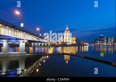 Nacht-Moskau. Moskwa-Fluss. Krasnopresnenskaya Damm, Hotel Ukraine und die neuen Arbat-Brücke. Stockfoto