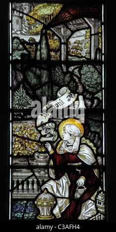 Ein Glasfenster von Kempe Studios, Str. Marys Kirche, Mucklestone, Staffordshire; Apperance Maria Magdalena Stockfoto