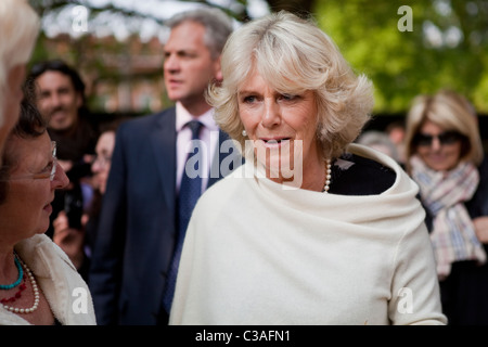 Camilla Parker Bowles trifft das Publikum auf der Mall, London Stockfoto