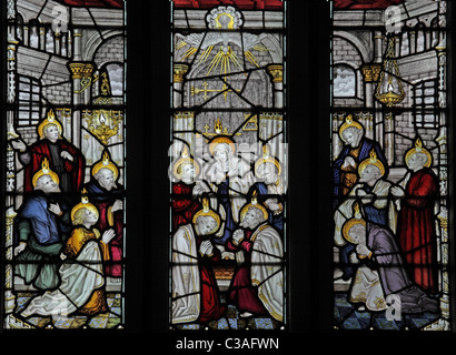 Ein Buntglasfenster bei den Kempe Studios, St. Mary's Church, Mucklestone, Staffordshire; Abstieg des Heiligen Sprits zu Pfingsten Stockfoto