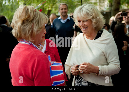 Camilla Parker Bowles trifft die Öffentlichkeit am Tag vor der Hochzeit von Prinz William und Kate MIddleton Stockfoto