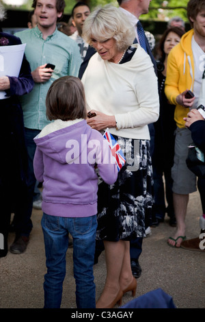 Camilla Parker Bowles trifft die Öffentlichkeit am Tag vor der Hochzeit von Prinz William und Kate MIddleton Stockfoto