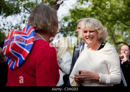 Camilla Parker Bowles trifft die Öffentlichkeit am Tag vor der Hochzeit von Prinz William und Kate MIddleton Stockfoto