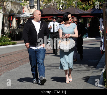 Dita Von Teese Blick glamourös beim Einkaufen in Hollywood mit einem männlichen Begleiter Los Angeles, Kalifornien - 05.05.09 Owen Stockfoto