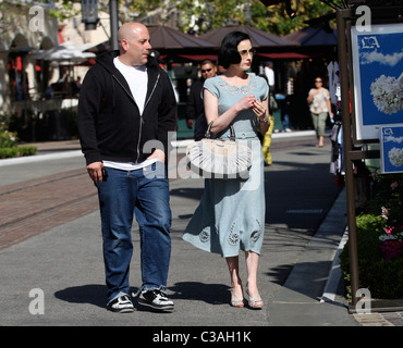 Dita Von Teese Blick glamourös beim Einkaufen in Hollywood mit einem männlichen Begleiter Los Angeles, Kalifornien - 05.05.09 Owen Stockfoto
