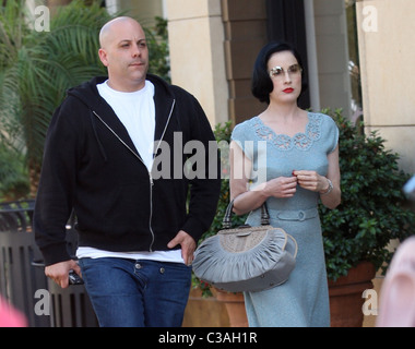 Dita Von Teese Blick glamourös beim Einkaufen in Hollywood mit einem männlichen Begleiter Los Angeles, Kalifornien - 05.05.09 Owen Stockfoto