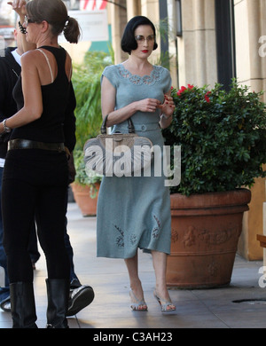 Dita Von Teese Blick glamourös beim Einkaufen in Hollywood mit einem männlichen Begleiter Los Angeles, Kalifornien - 05.05.09 Owen Stockfoto