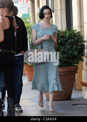 Dita Von Teese Blick glamourös beim Einkaufen in Hollywood mit einem männlichen Begleiter Los Angeles, Kalifornien - 05.05.09 Owen Stockfoto