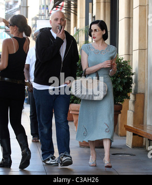 Dita Von Teese Blick glamourös beim Einkaufen in Hollywood mit einem männlichen Begleiter Los Angeles, Kalifornien - 05.05.09 Owen Stockfoto