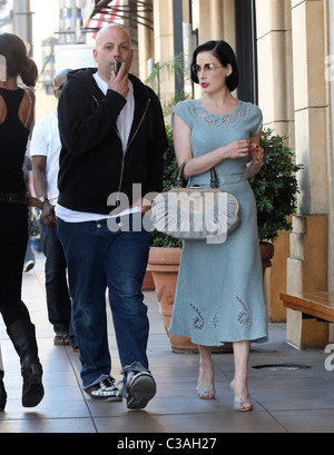 Dita Von Teese Blick glamourös beim Einkaufen in Hollywood mit einem männlichen Begleiter Los Angeles, Kalifornien - 05.05.09 Owen Stockfoto
