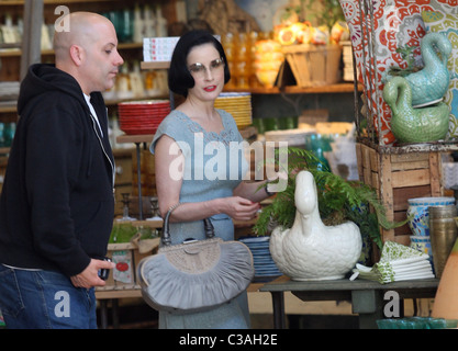 Dita Von Teese Blick glamourös beim Einkaufen in Hollywood mit einem männlichen Begleiter Los Angeles, Kalifornien - 05.05.09 Owen Stockfoto