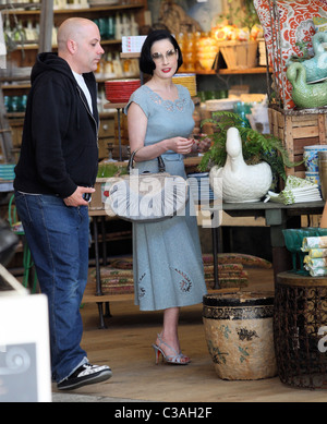 Dita Von Teese Blick glamourös beim Einkaufen in Hollywood mit einem männlichen Begleiter Los Angeles, Kalifornien - 05.05.09 Owen Stockfoto