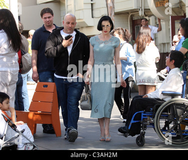 Dita Von Teese Blick glamourös beim Einkaufen in Hollywood mit einem männlichen Begleiter Los Angeles, Kalifornien - 05.05.09 Owen Stockfoto