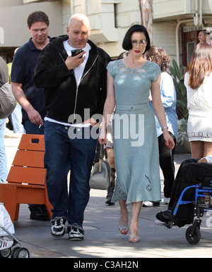 Dita Von Teese Blick glamourös beim Einkaufen in Hollywood mit einem männlichen Begleiter Los Angeles, Kalifornien - 05.05.09 Owen Stockfoto