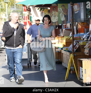 Dita Von Teese Blick glamourös beim Einkaufen in Hollywood mit einem männlichen Begleiter Los Angeles, Kalifornien - 05.05.09 Owen Stockfoto