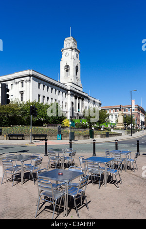 Pavement Cafe vor dem Rathaus am Lancaster Gate im Zentrum Stadt, Barnsley, West Yorkshire, Großbritannien Stockfoto