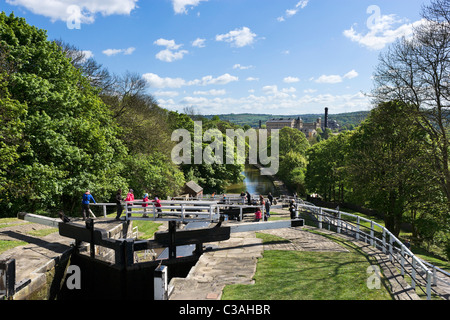 Blick über den Leeds und Liverpool Canal von der Spitze der fünf steigen sperrt, Bingley, West Yorkshire, Großbritannien Stockfoto