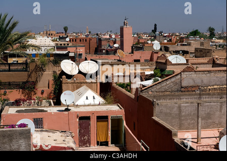 Marrakesch, Marokko, 15.04.2011. Ansicht von Marrakesch aus dem Palast Badii Gasgrills Gerichte zeigen. Stockfoto