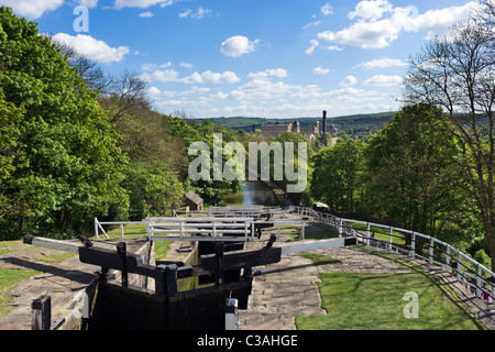 Blick über den Leeds und Liverpool Canal von der Spitze der fünf steigen sperrt, Bingley, West Yorkshire, Großbritannien Stockfoto