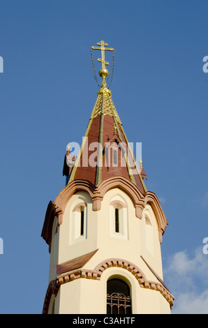 Höhepunkt der Turm der St.-Nikolaus-Kirche in Vilnius, Litauen. Stockfoto