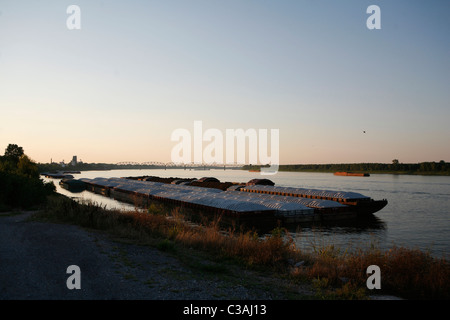 Binnenschiffe sind in Kairo, Illinois am Ohio River in der Nähe der Ohio und Mississippi Flüsse treffen abgestellt. Stockfoto