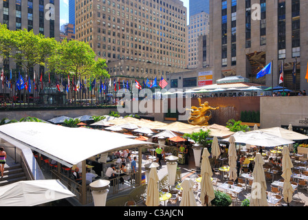 Die berühmte Eisbahn Bar am Rockefeller Center verwandelt sich in noch beliebter Eisbahn in den Wintermonaten in New York City Stockfoto