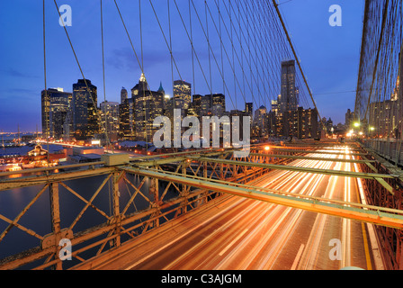 Der Blick auf den Financial District in New York City hinter Verkehr auf der Brooklyn Bridge. Stockfoto