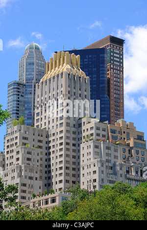 Wohnungen und Bürogebäude nahe Central Park in New York City. Stockfoto