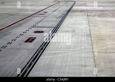 Start-und Landebahn Straße Flugzeuge landen signalisiert Verkehr horizontale Linien Stockfoto