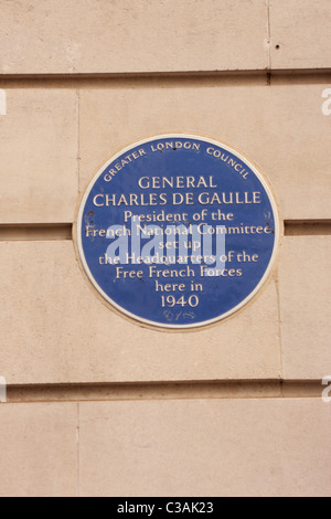 Blaue Plakette an der Wand 4 Carlton Gardens London markiert das Gebäude als De Gaulle HQ während des 2. Weltkrieges Stockfoto