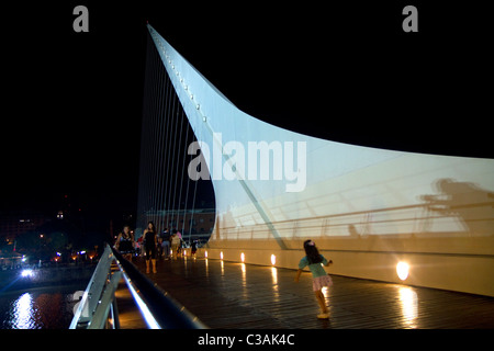 Die Puente De La Mujer Fußgängerbrücke in der Nacht im Stadtteil Puerto Madero in Buenos Aires, Argentinien. Stockfoto