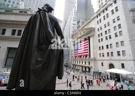 Ein Blick vom Federal Hall und die Statue von George Washington mit Blick auf die Börse an der Wall Street. Stockfoto