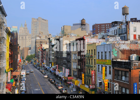 Geschäfte und Wohnungen down East Broadway in Chinatown in New York City. Stockfoto