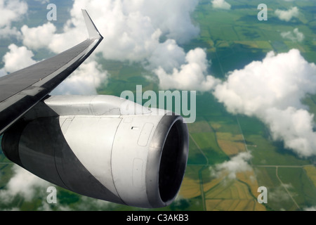 Flugzeugturbine Flugzeug Flügel, fliegen über Landwirtschaft Felder Stockfoto