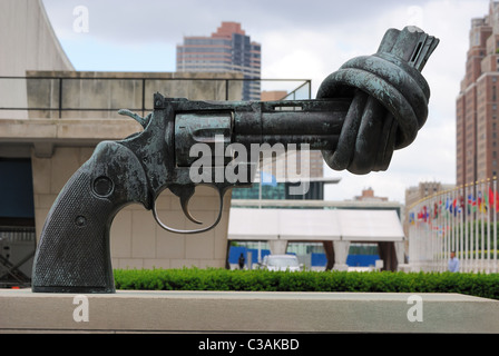Die Skulptur "Non-Violence" von Carl Fredrik Reuterswärd, ein Symbol des Friedens am Sitz Vereinten Nationen in New York City. Stockfoto