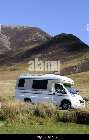 Autosleeper Executive Campervan parkte am Straßenrand in Crummock Water im Lake District, Cumbria, England, Großbritannien. Ideal für soziale Distanzen im Jahr 2020 Stockfoto