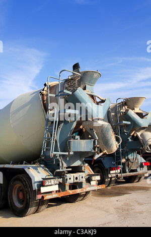 zwei LKW Betonmischer hintere Ansicht Grunge verrostet Stockfoto