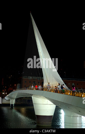 Die Puente De La Mujer Fußgängerbrücke in der Nacht im Stadtteil Puerto Madero in Buenos Aires, Argentinien. Stockfoto