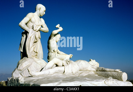 Jesus wird ans Kreuz genagelt. Marmor Skulpturen zeigt die letzten Stunden von Jesus auf dem Kreuzweg auf Gozo in Malta. Stockfoto