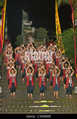 Das JUNUNGAN Dorf ist die einzige weibliche Tanzgruppe KECAK SRIKANDHI (RAMAYANA Affe CHANT) - UBUD, BALI Stockfoto