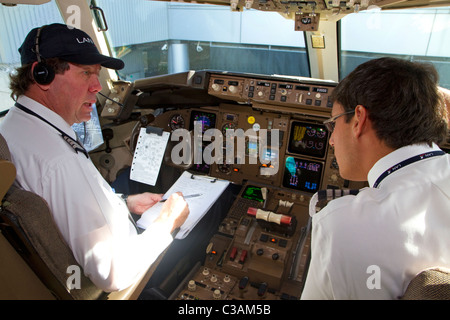 Pilot und der erste Offizier, ein Pre-Flight Checklist im Cockpit einer Boeing 767 Flugzeuge zu überprüfen. Stockfoto