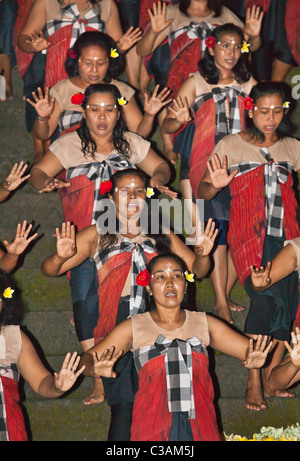 Das JUNUNGAN Dorf ist die einzige weibliche KECAK SRIKANDHI (RAMAYANA Affe CHANT) Tanzgruppen - UBUD, BALI Stockfoto
