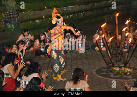 Das JUNUNGAN Dorf ist die einzige weibliche KECAK SRIKANDHI (RAMAYANA Affe CHANT) Tanzgruppen - UBUD, BALI Stockfoto