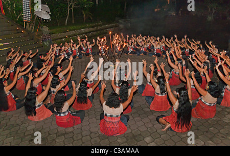 Das JUNUNGAN Dorf ist die einzige weibliche Tanzgruppe KECAK SRIKANDHI (RAMAYANA Affe CHANT) - UBUD, BALI Stockfoto
