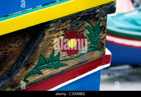 Holzschnitzerei Detail auf einem traditionellen hölzernen Luzzu Fischerboot im Hafen von Xlendi auf der maltesischen Insel Gozo. Stockfoto