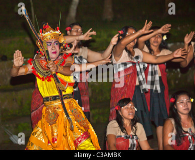 Das JUNUNGAN Dorf ist die einzige weibliche Tanzgruppe KECAK SRIKANDHI (RAMAYANA Affe CHANT) - UBUD, BALI Stockfoto