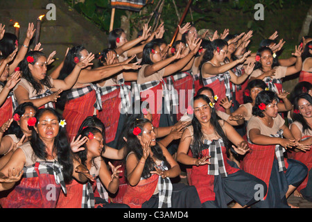 Das JUNUNGAN Dorf ist die einzige weibliche KECAK SRIKANDHI (RAMAYANA Affe CHANT) Tanzgruppen - UBUD, BALI Stockfoto